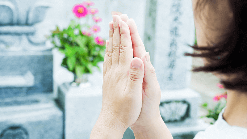 お墓参りのイメージ画像