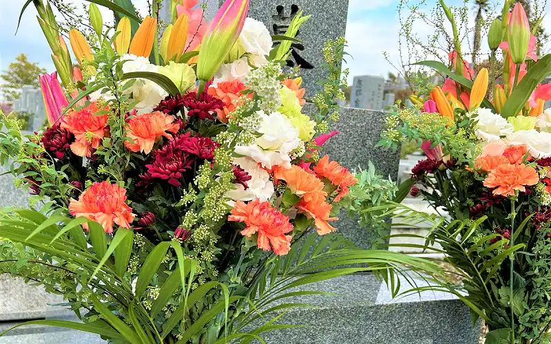 お墓に花を飾り礼拝する